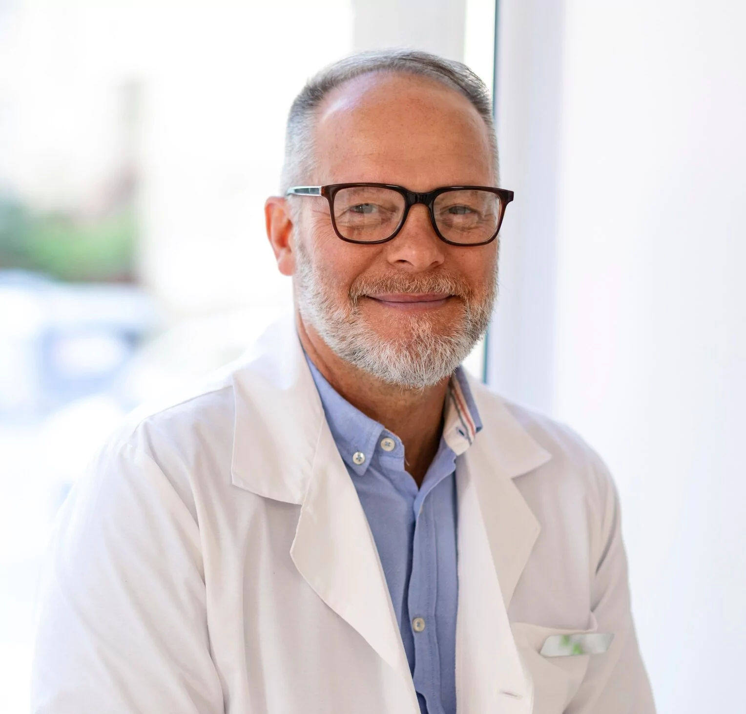 Dr. E. Anderson, Chief Medical Officer, Smiling in Lab Coat - xLocums Testimonial